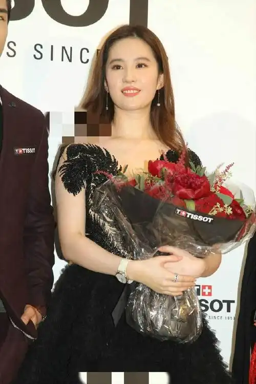 刘亦菲最近胖的一发不可收拾,好好的腿被p成这样