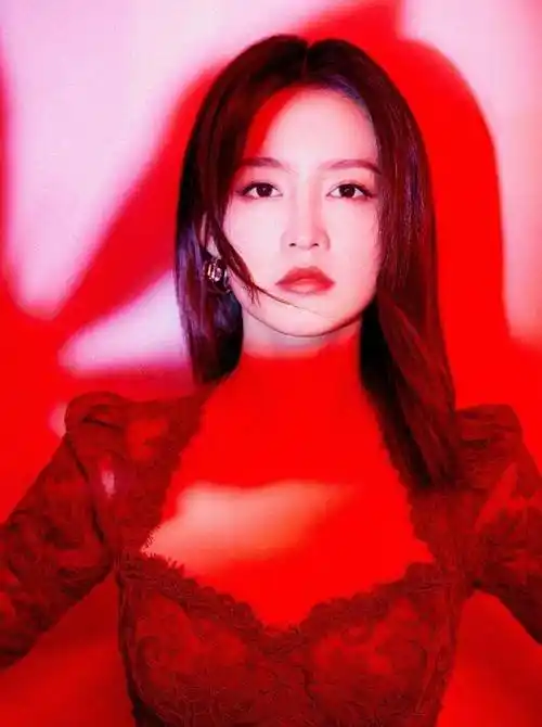 名人写真:李沁红色蕾丝抹胸连衣裙搭配高跟鞋,性感迷人