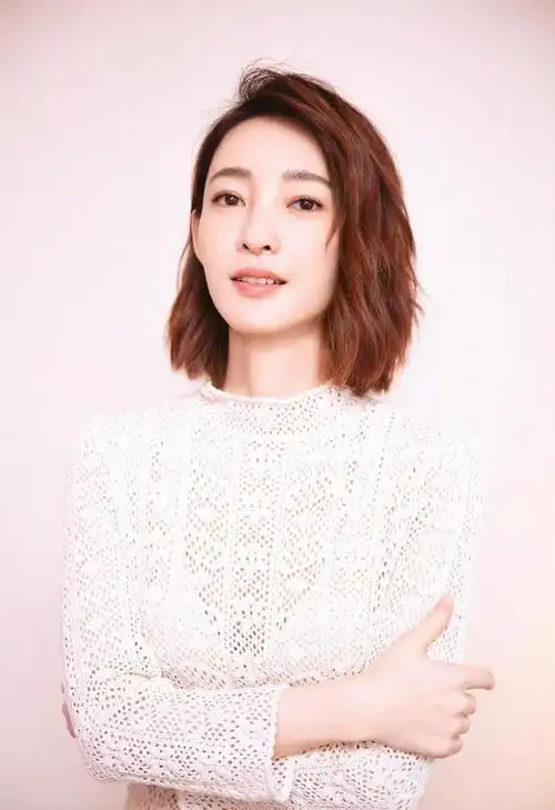 王丽坤新造型曝光,齐肩短发搭配复古格子西装,重现妖艳气息|发型|卷发