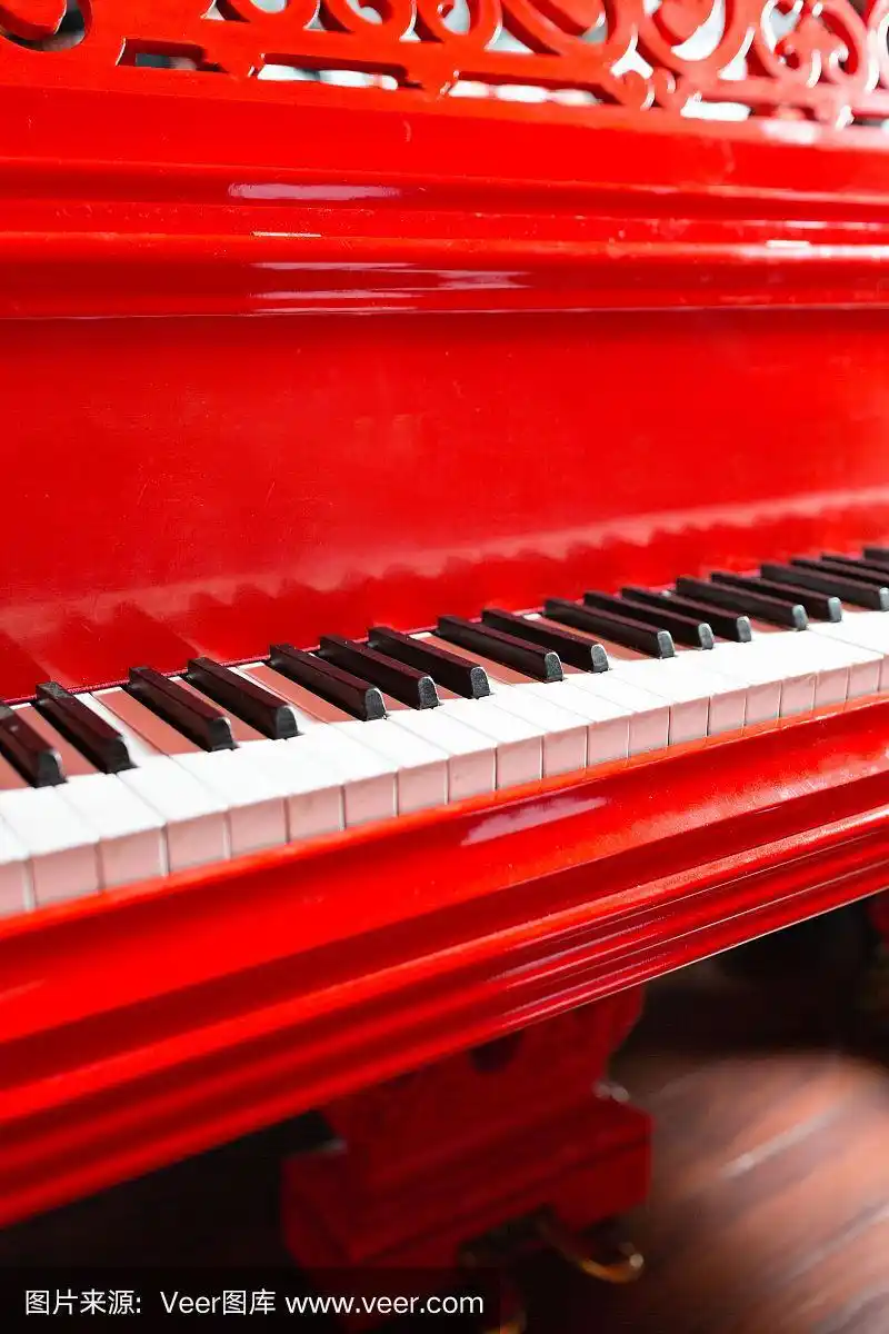 复古红色古典三角钢琴.黑白键.古董键乐器键盘.本空间