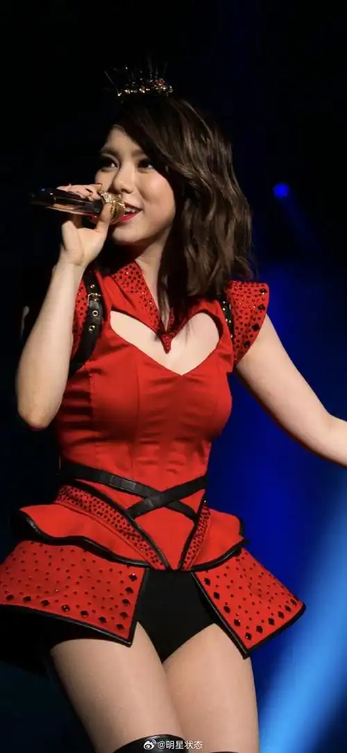 说实话邓紫棋这腿也太粗了吧