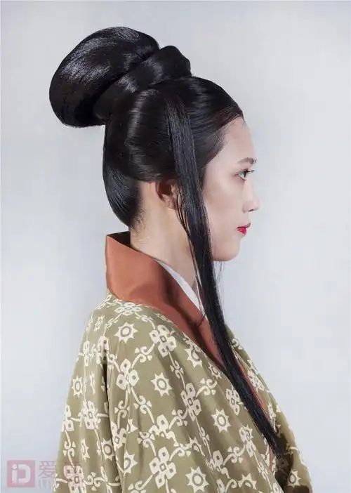 10:然后将这股头发沿发髻底部围绕一圈然后固定在一边,并留出发尾呈半