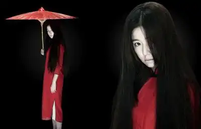 剧照流出,她化身"红衣女鬼",一脸惨白哀戚,长发遮脸,看来惊悚吓人