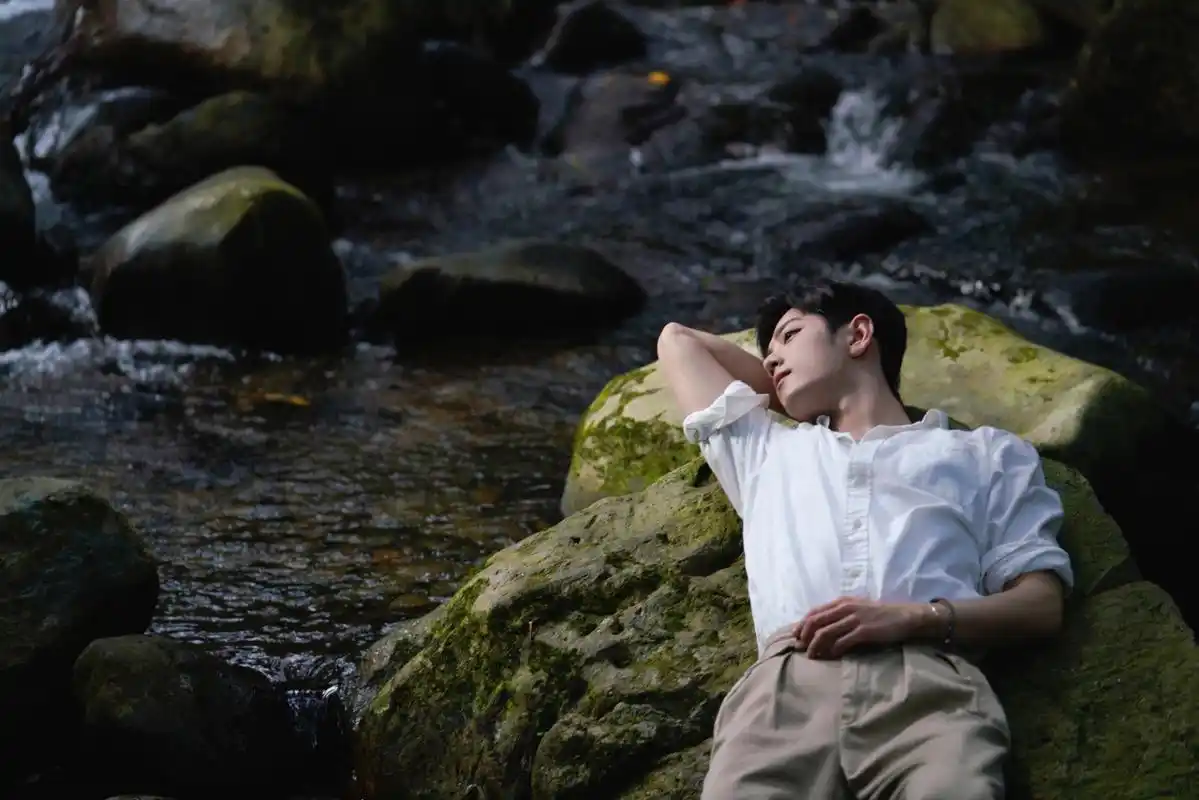 这是一组去年的"罐头",那时候肖战还是短发,看来小室那里保存了操少