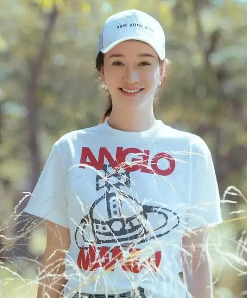 演员李小冉,40岁苦尽甘来,5个亿随便花,被丈夫宠成宝