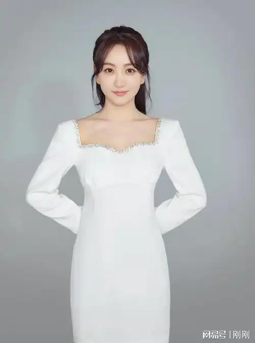 杨蓉眉眼带笑入目尽是柔情