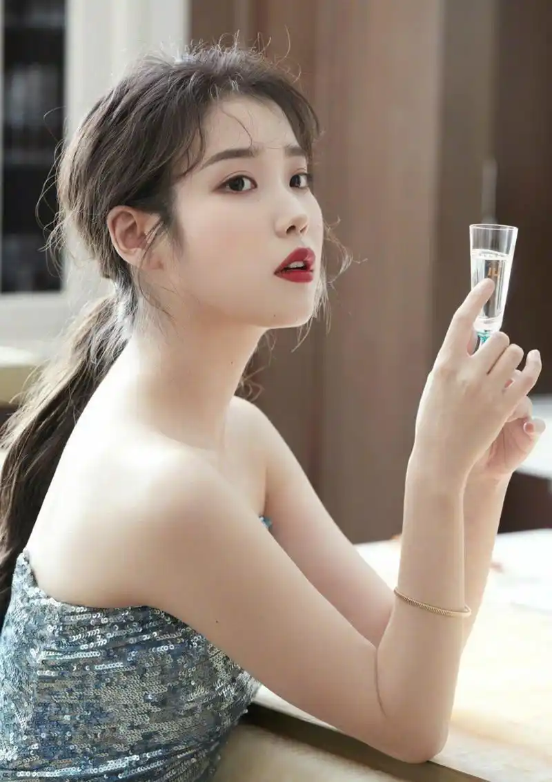 iu李知恩超美杂志写真,绿纱粉裙柔美清甜,不愧是仙女本人