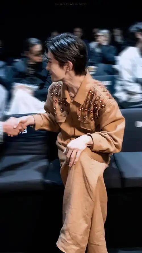 易烊千玺车里这段##易烊千玺奢牌待遇##易烊千玺 米兰时装周