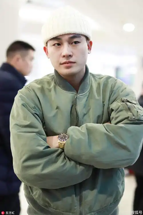 欧豪戴白帽似小和尚,微微一笑展"轻蔑微笑杀"