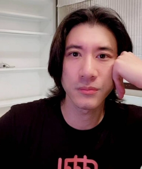 45岁王力宏现身直播,满嘴胡子让人认不出,昔日男神颜值不再