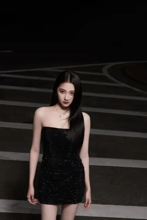 关晓彤黑色露腿小钻裙#@关晓彤今日成都第二套造型黑色摩登小钻裙