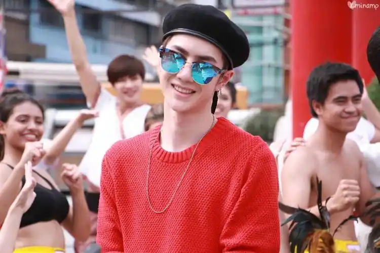 可不可以分享几张王一博笑起来很甜的图片