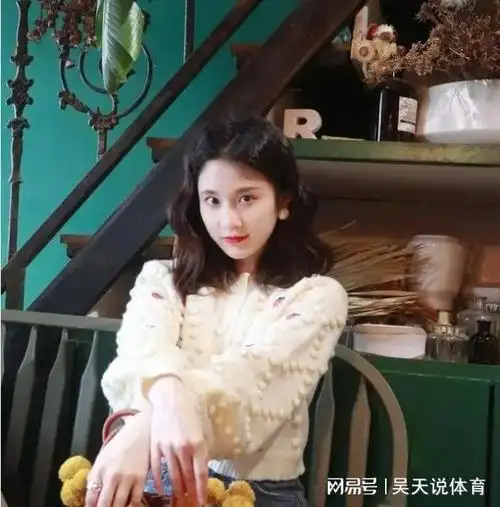 仙人球的牛仔短裤搭配白色毛衣张慧雯冲击舞女风韵