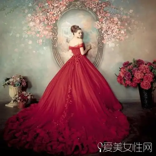 露肩婚纱那么美何不尝试一下
