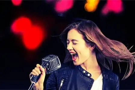 年轻女人在唱歌照片