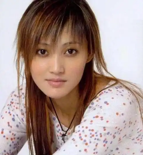 张歆艺(二姐)说到张雨绮的话,那可以谈谈她的整容史,她是在刚进入娱乐