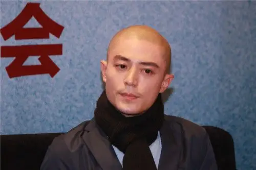 [视频]太太林心如受到网络攻击 霍建华回应"不用理"