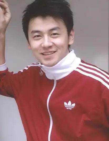 贾玲狂赚30亿,没想到捧红了这个"废物"