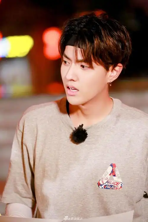 侧颜杀吴亦凡呆萌可爱魅力满分