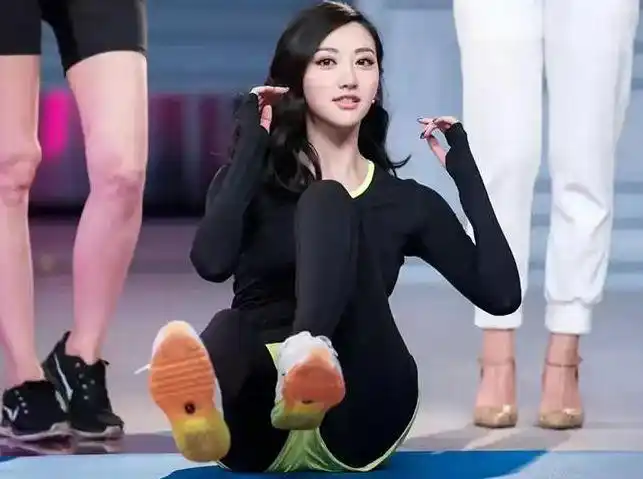 景甜健身照再次爆红坐在地上的那一刻显得有点掉价