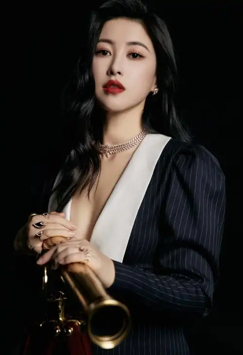 38岁朱珠出席活动,穿深v秀事业线,老公在家和女儿玩亲亲好有爱