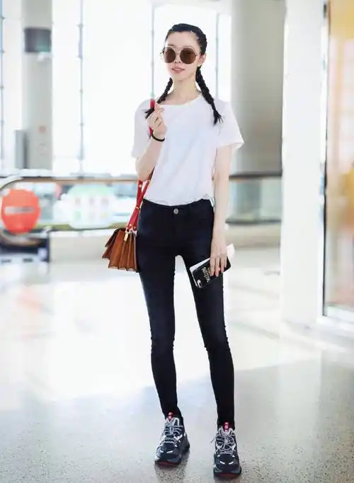 宋轶才18岁吧,绑双麻花辫戴迷彩渔夫帽,肤白貌美好似俏皮少女_造型