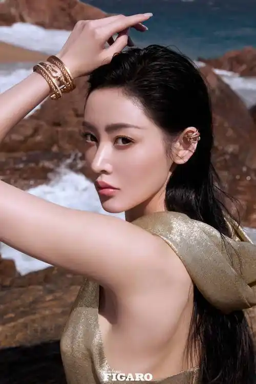 张天爱身着深v露背装,性感妩媚,海边回眸间,宛如神女降临!