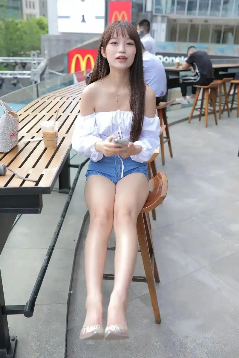 l肩长袖泡泡衫搭配蓝色牛仔热裤,亮与靓的结合,给人暖暖的感觉 - 抖音