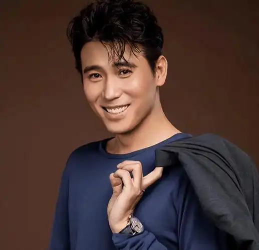 演员李乃文从影18年不炒作专心演戏偏爱强势女性47岁仍单身