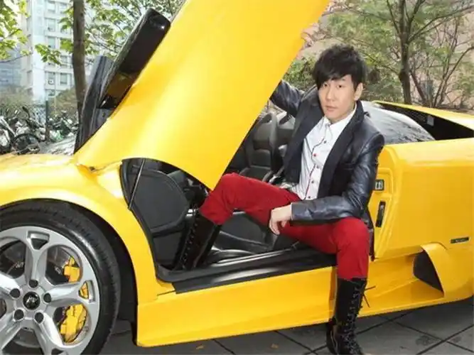 林俊杰一身装扮600万,开1800万豪车现身4s店,气质非凡!