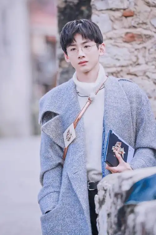 白敬亭小时候好可爱,肉嘟嘟的,越长大越帅了,一枚精致的大帅哥