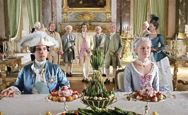 中世纪欧洲皇室塞满苍蝇虱子散发异味难以忍受脏到无法想象