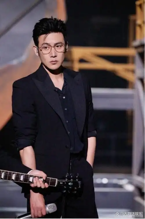 陆毅在披哥里成rap担当,黑西装金丝眼镜,雅痞感爆棚