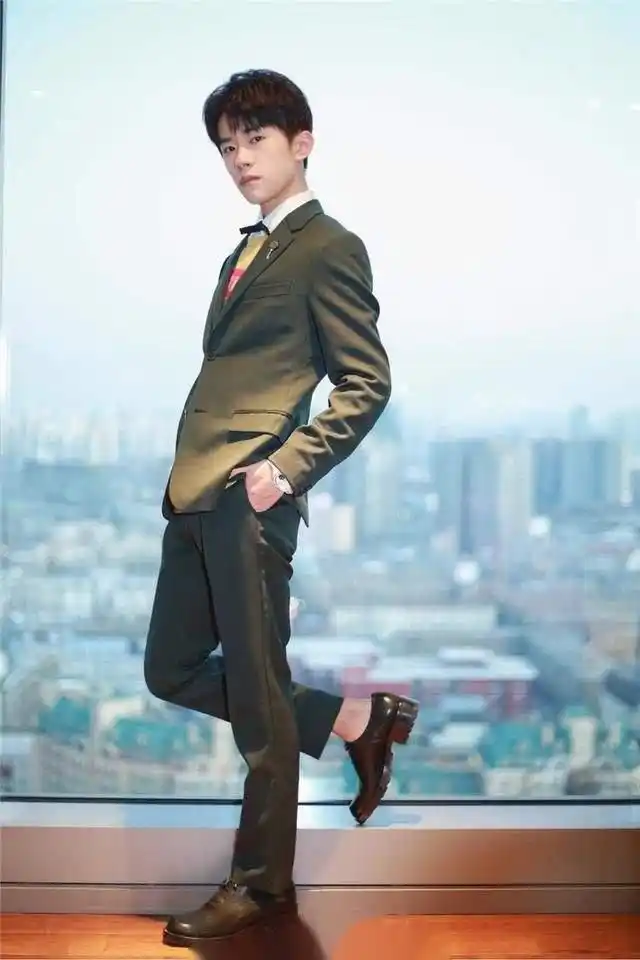 易烊千玺逆天的大长腿哟,论脖子以下全是腿是什么感觉?