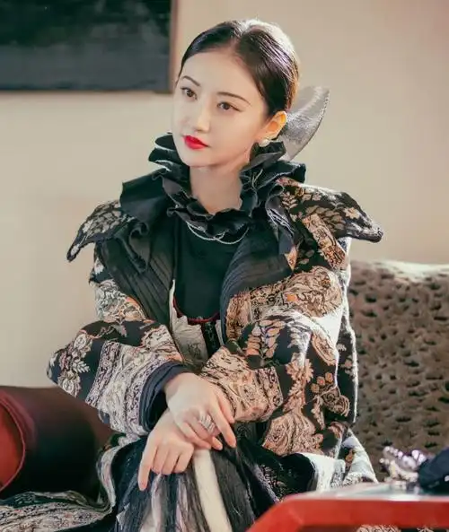 景甜  旗袍下的身姿,婀娜多姿,仿佛江南水乡中的一叶扁舟,轻轻摇曳.