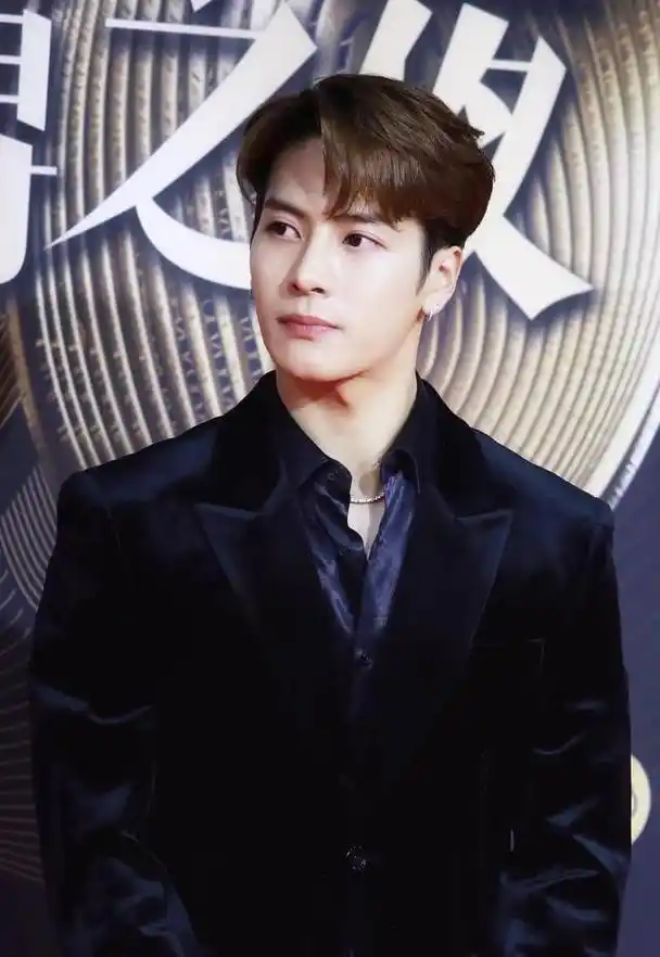 29岁王嘉尔参加温州婚礼 2021年10月29日,浙江温州迎来了一场备受瞩目