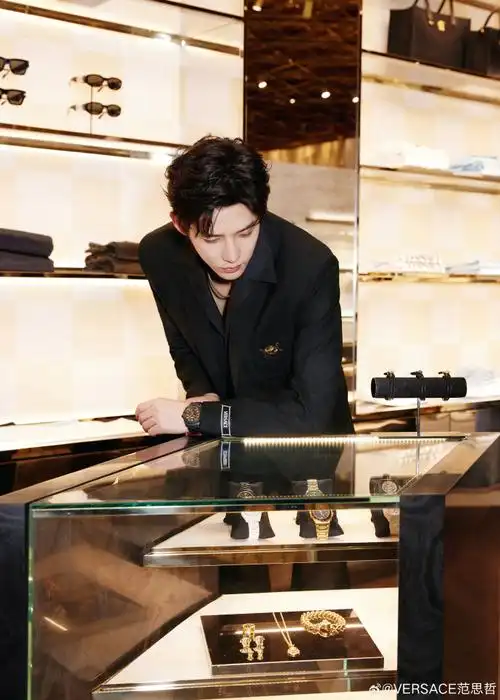演员@王安宇buss身着#versace icons#系列亮相北京国贸限时精品店.