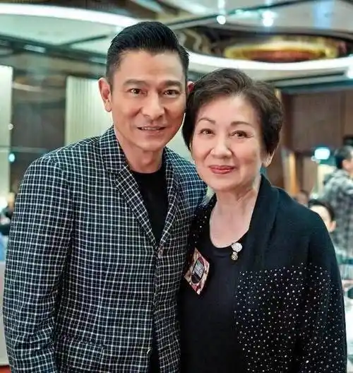 刘德华54岁老婆朱丽倩近照,身体发福胖成大妈,女儿漂亮可爱像她