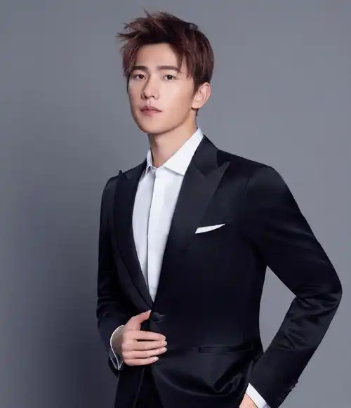 杨洋的时尚穿搭,满满的少年感_高清图集_新浪网