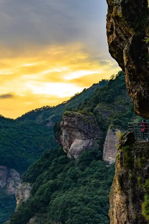 爬浙江雁荡山走悬崖栈道看日落美景原来你是这样的方洞
