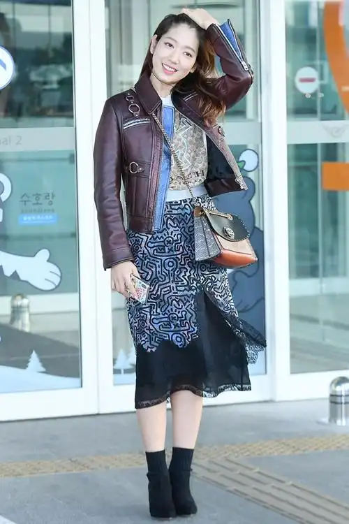 朴信惠机场洒脱随性耍"皮"气,手机壳萌化少女心