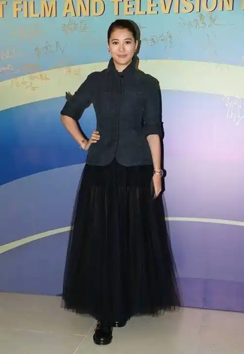 袁咏仪的气场太强了,一身黑白造型很大气,张智霖都被比下去了_黑色_服