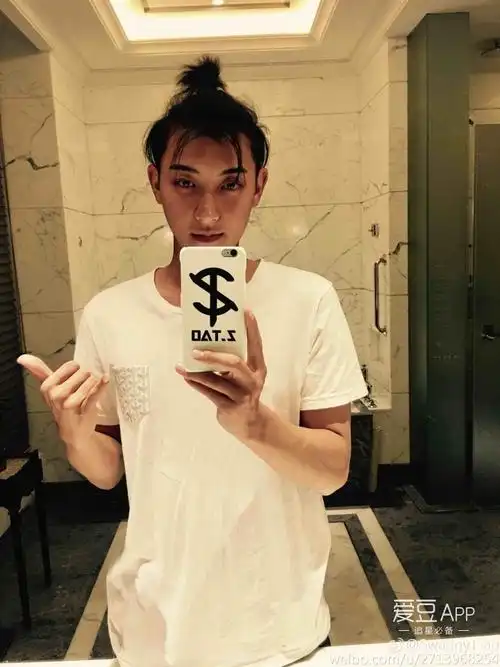 [黄子韬][新闻]161011 黄子韬不惧素颜自拍更博:就是干!