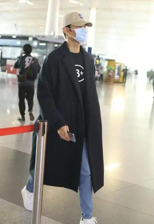 王凯身材真有型穿棉服大衣配牛仔裤182cm身高挺抢眼的