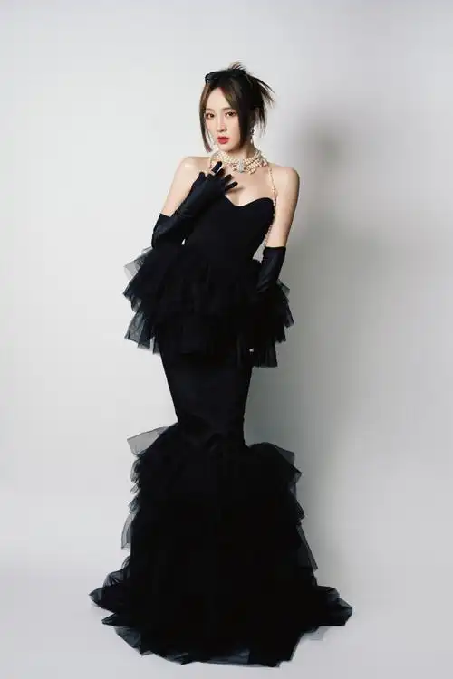 m孟佳j整体造型:礼服from miscreants aw23鞋子from naked wolfe