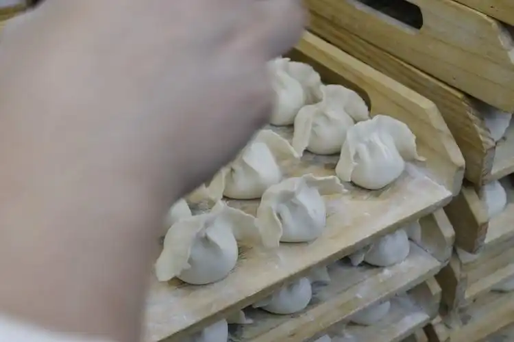 如何制作正宗手工饺子皮首先我们要做的当然就是准备面粉,使用普通