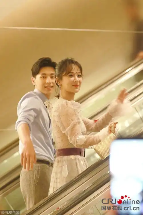 杨紫穿薄纱裙甜美似仙女 获邓伦相伴"郎才女貌"