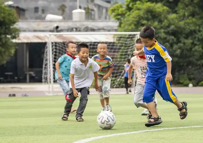 学生在体育课上踢足球.通讯员 罗京来 摄