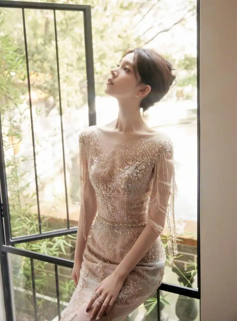 陈瑶流珠礼服香肩写真