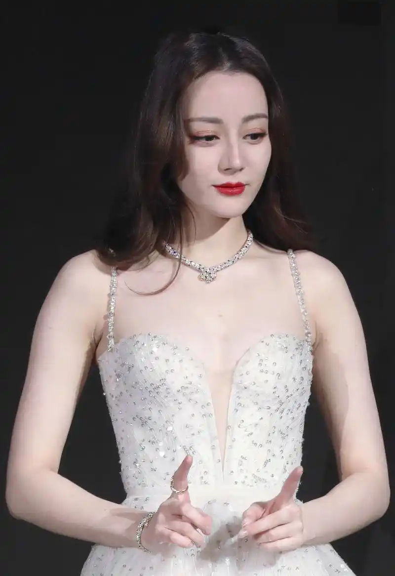 在星光大赏的盛典上星光熠熠, 迪丽热巴一袭纯白纱裙亮相,银色的吊带